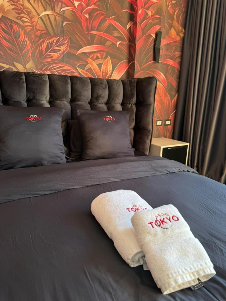 Bed, Bedroom, towels