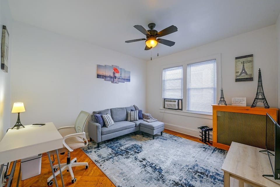 Queens NYC Stay: Easy 7 Train Access to Midtown! House in Corona