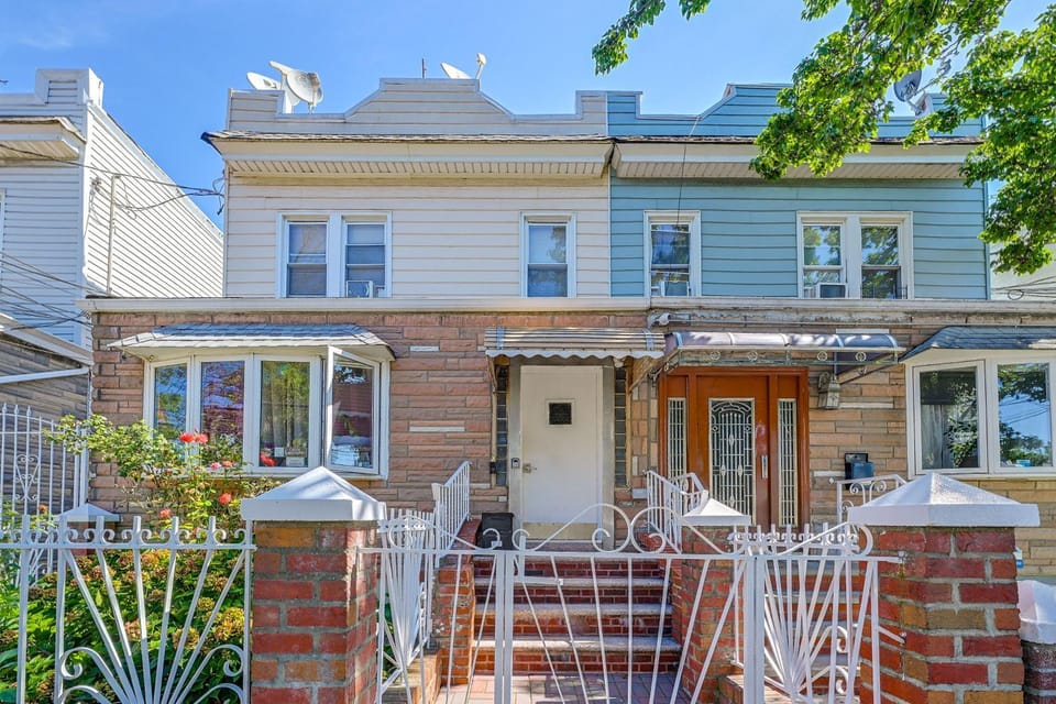 Queens NYC Stay: Easy 7 Train Access to Midtown! House in Corona