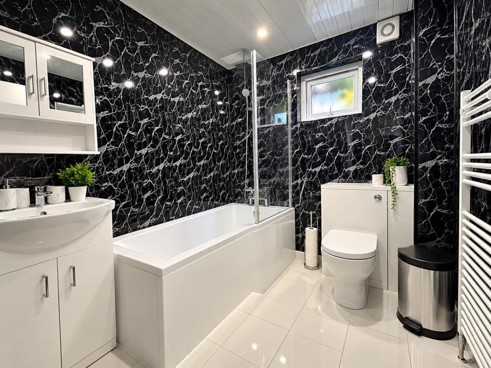 Shower, Toilet, Bathroom, Bath, heating, towels