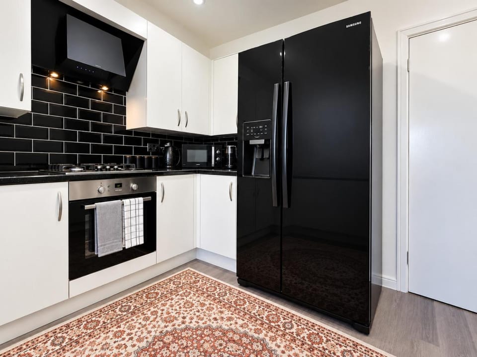 Coffee/tea facilities, Kitchen or kitchenette, microwave, oven, storage, stove, toaster