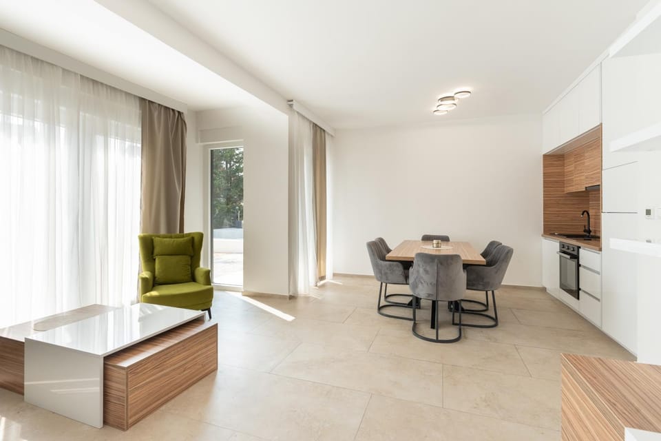 TV and multimedia, Kitchen or kitchenette, Living room, Seating area, Dining area