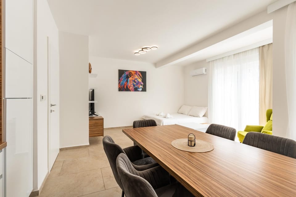 Bed, TV and multimedia, Living room, Photo of the whole room, Seating area, Dining area, hair dresser