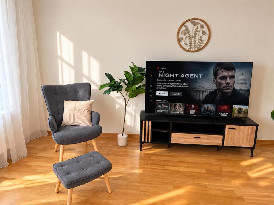 TV and multimedia, Living room, Seating area, Evening entertainment