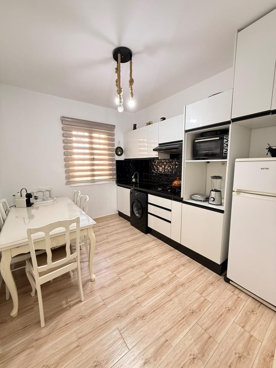 Kitchen or kitchenette, Dining area, oven