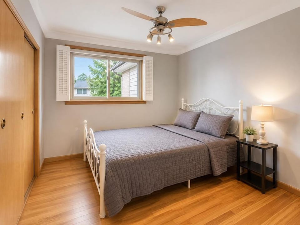 Bright & Spacious Home Perfect for Family of 4 House in Warren