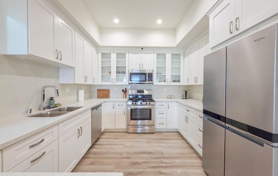 Coffee/tea facilities, Kitchen or kitchenette, dishwasher, oven, stove, toaster