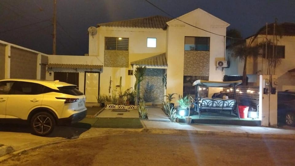 Casa para 10 a minutos de playas y restaurantes Villa in Manta