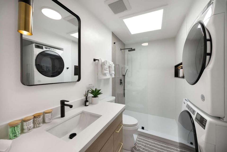 Modern 2BR Queen Anne Condo Walk to Downtown Apartment in South Lake Union