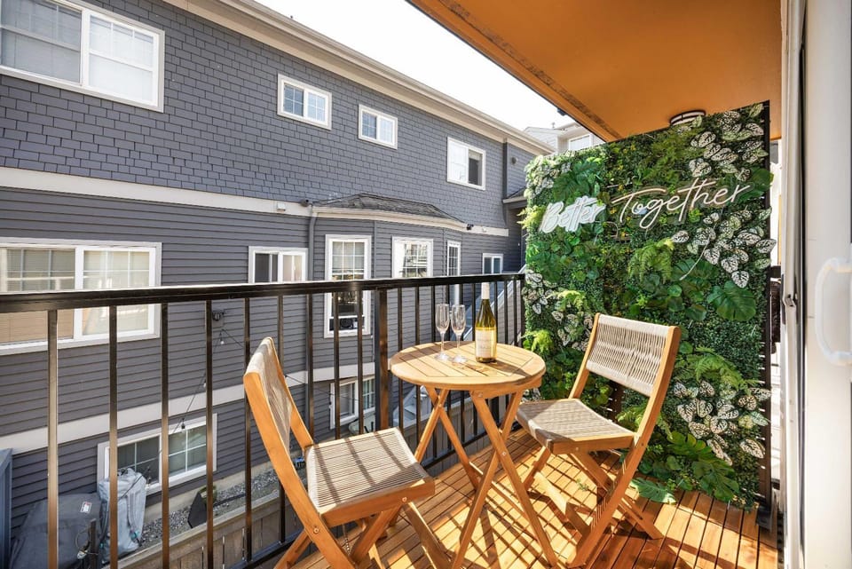 Modern 2BR Queen Anne Condo Walk to Downtown Apartment in South Lake Union