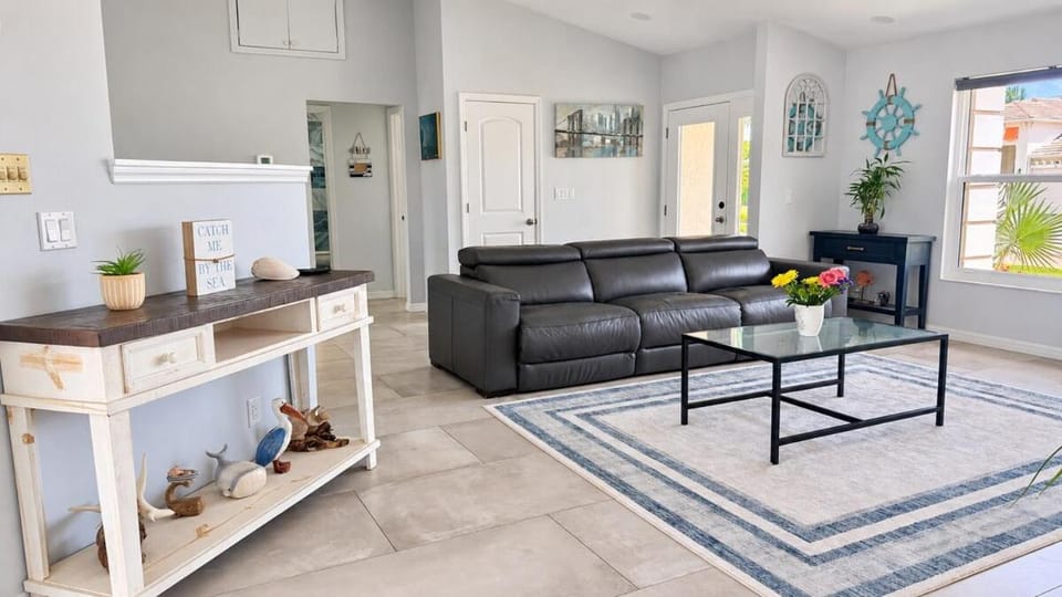 Marco Island Waterfront, Heated Pool and Jacuzzi House in Marco Island