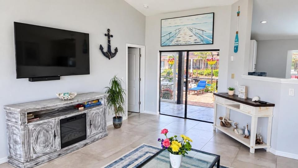 Marco Island Waterfront, Heated Pool and Jacuzzi House in Marco Island