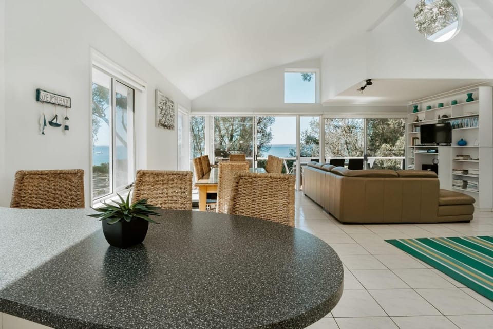 Mana Magic by Book Jervis Bay - Beach Access on your Doorstep! House in Vincentia