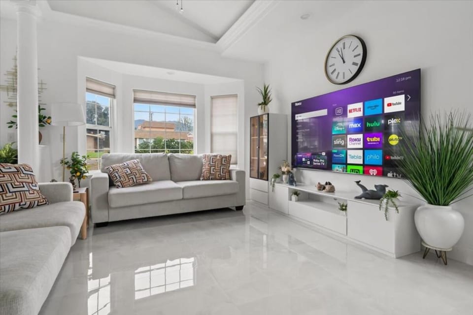 Grand 6BR Home, 6 min to Raging Waters & Fairplex House in La Verne