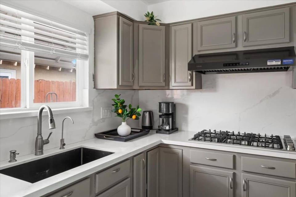 Grand 6BR Home, 6 min to Raging Waters & Fairplex House in La Verne
