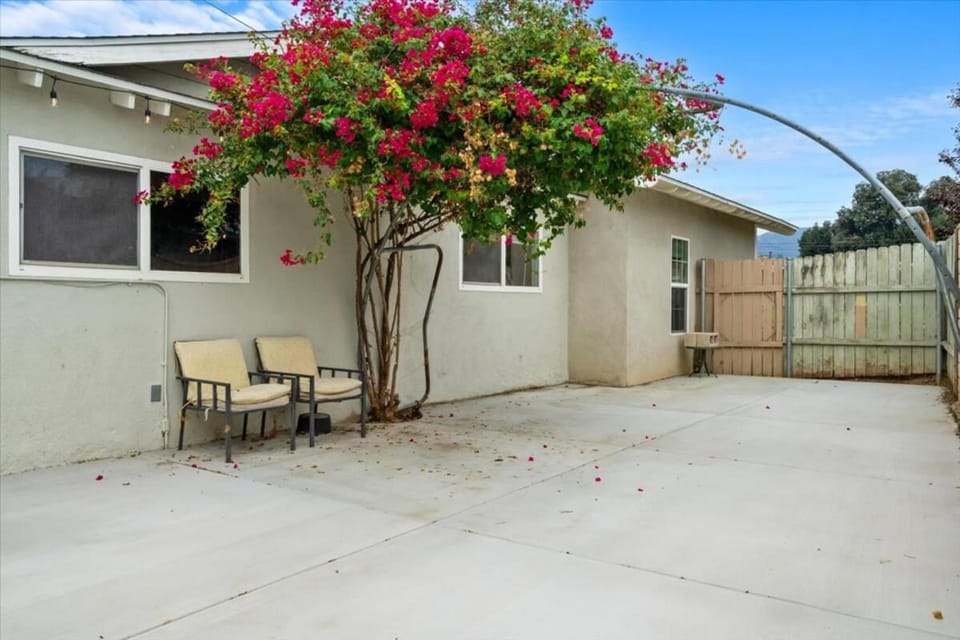 Grand 6BR Home, 6 min to Raging Waters & Fairplex House in La Verne