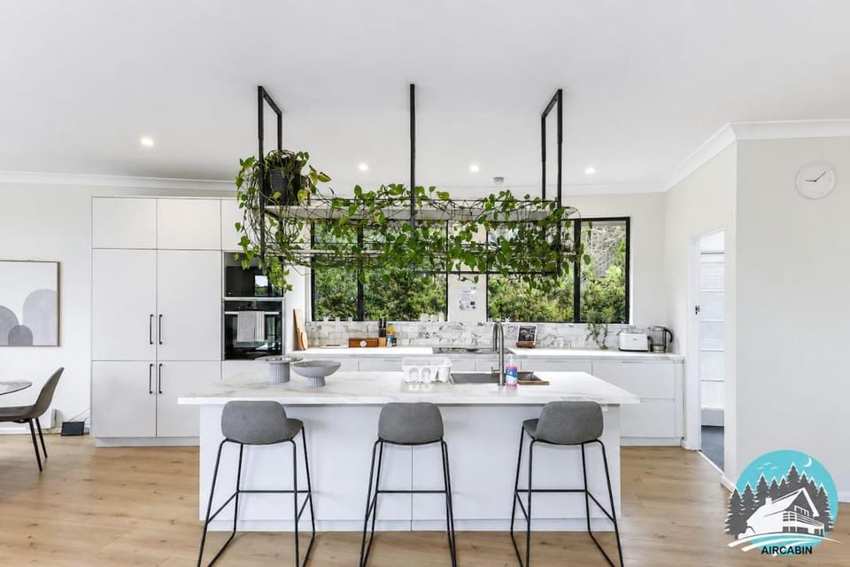 Modern 4BR Family Home in Middle Cove House in Sydney