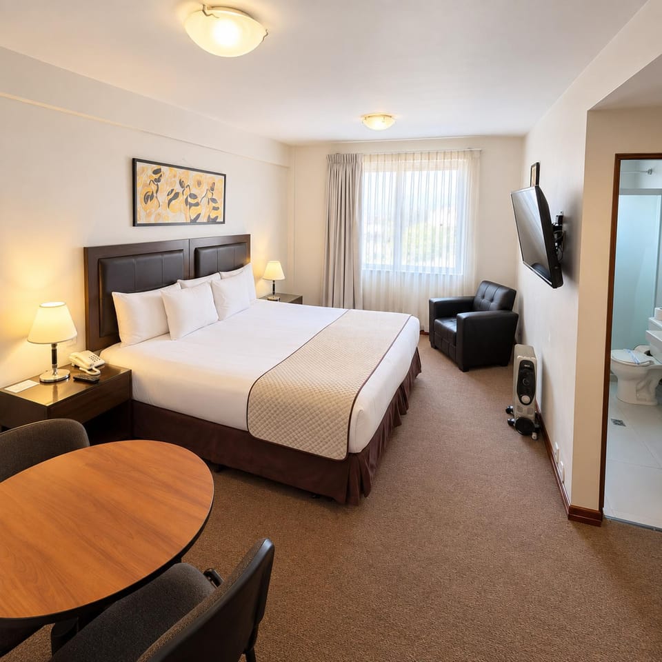 Bed, TV and multimedia, Living room, Photo of the whole room, Seating area, Bedroom