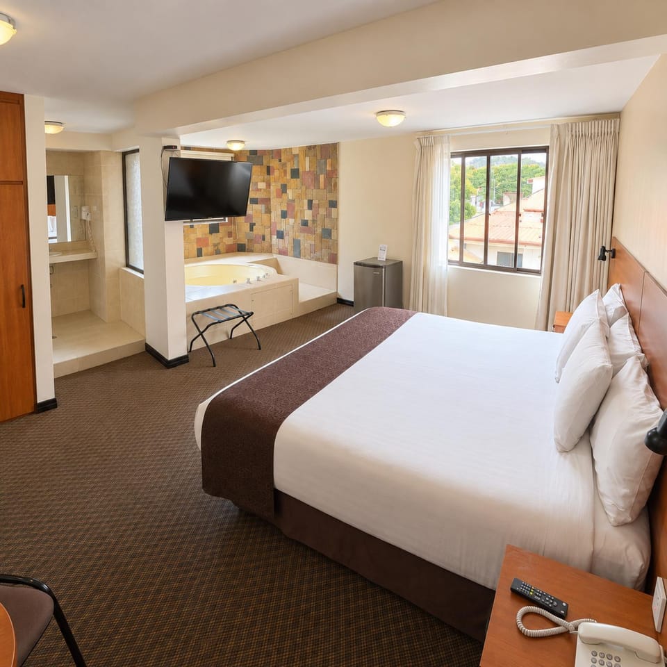Communal lounge/ TV room, Bed, TV and multimedia, Living room, Photo of the whole room, Seating area, Evening entertainment, Bedroom