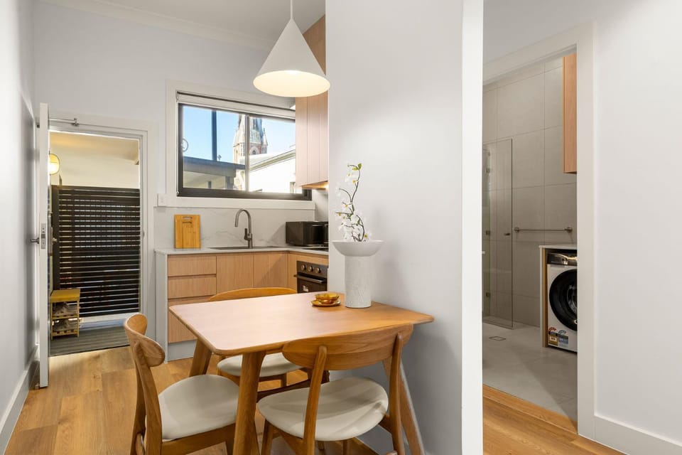 Kitchen or kitchenette, Living room, Seating area, Dining area, stove