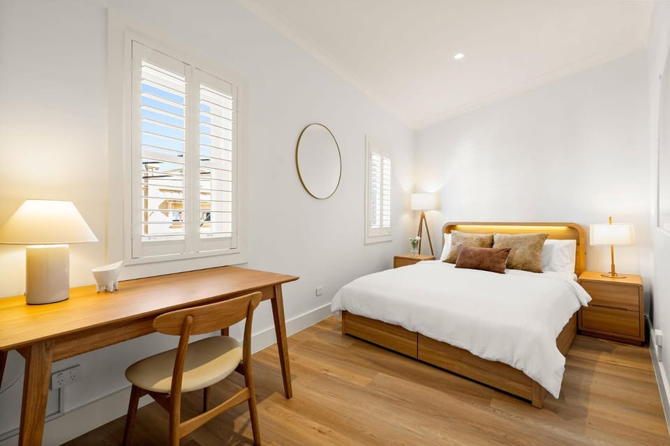 Bed, Photo of the whole room, Seating area, Bedroom