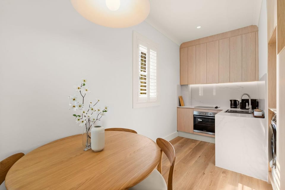 Coffee/tea facilities, Kitchen or kitchenette, Dining area, oven, stove, toaster