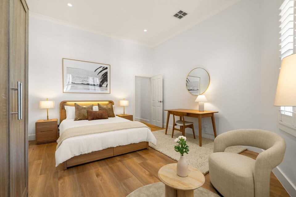Bed, TV and multimedia, Photo of the whole room, Seating area, Bedroom, wardrobe