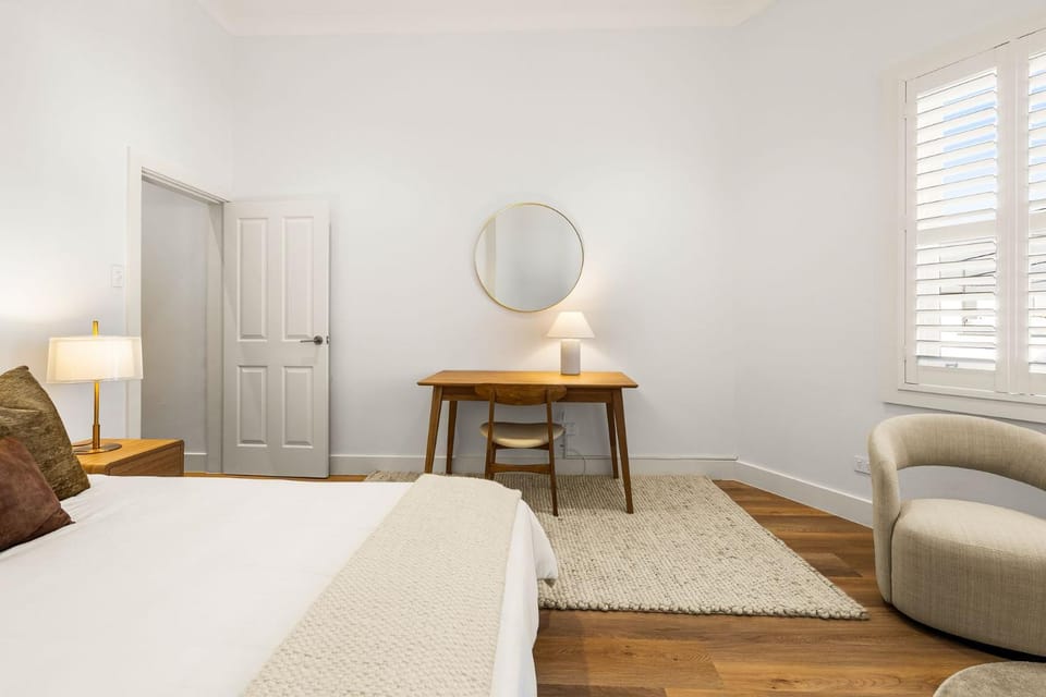 Bed, Photo of the whole room, Seating area, Bedroom, wardrobe