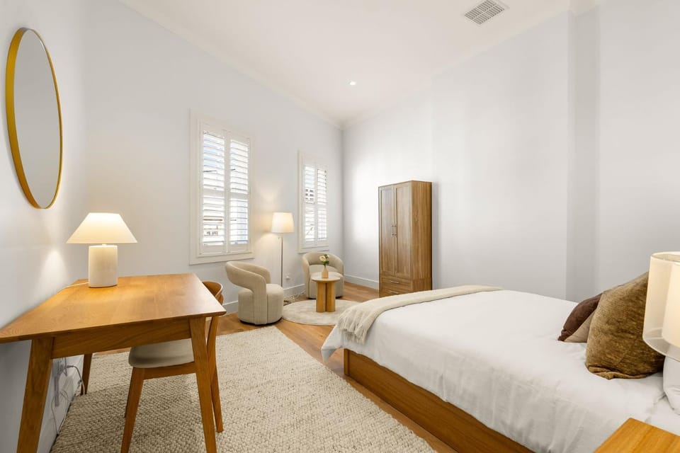 Bed, Photo of the whole room, Seating area, Bedroom, wardrobe