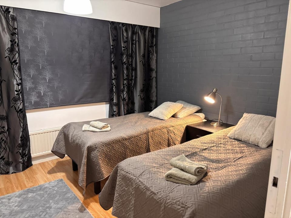 Bed, Bedroom, towels