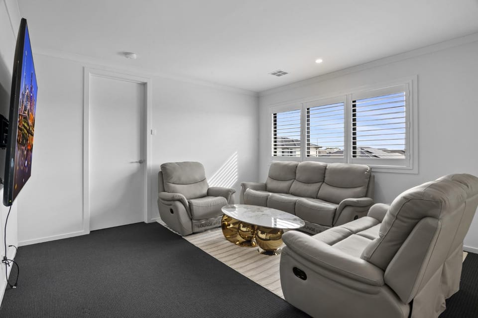Family 5-Bed House Near Tarneit Central House in Truganina