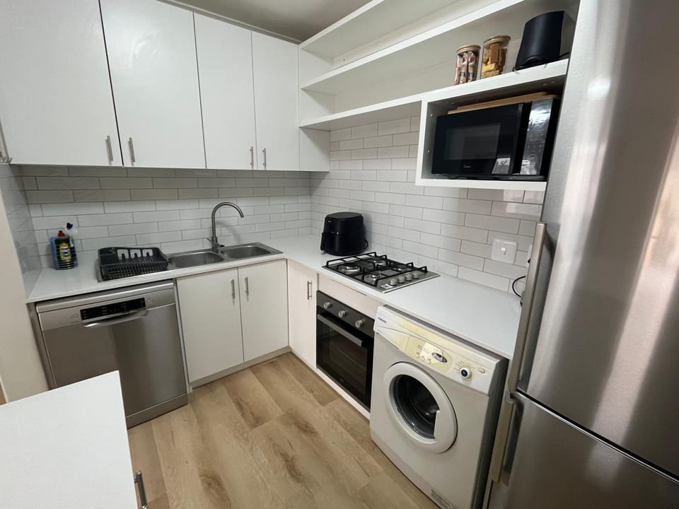 Coffee/tea facilities, dishwasher, microwave, oven, stove, toaster, washing machine, kitchen