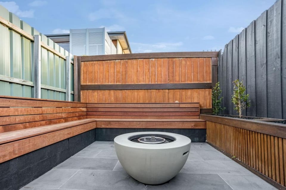 Bayside Dreams with Balcony Bay Views Walk to Beach House in Dromana
