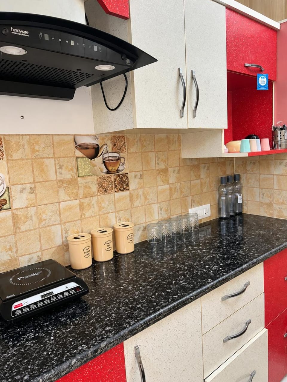 Coffee/tea facilities, Kitchen or kitchenette, stove