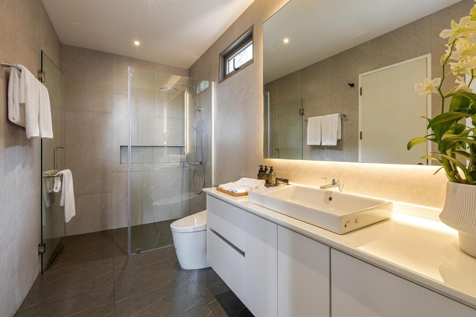 Shower, Toilet, Bathroom, towels