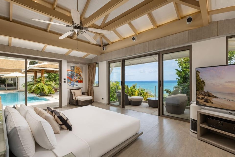 Bed, TV and multimedia, Seating area, Bedroom, Sea view