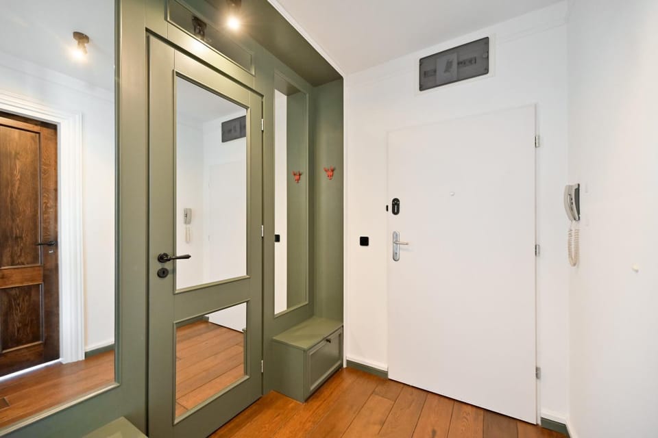 Facade/entrance, wardrobe