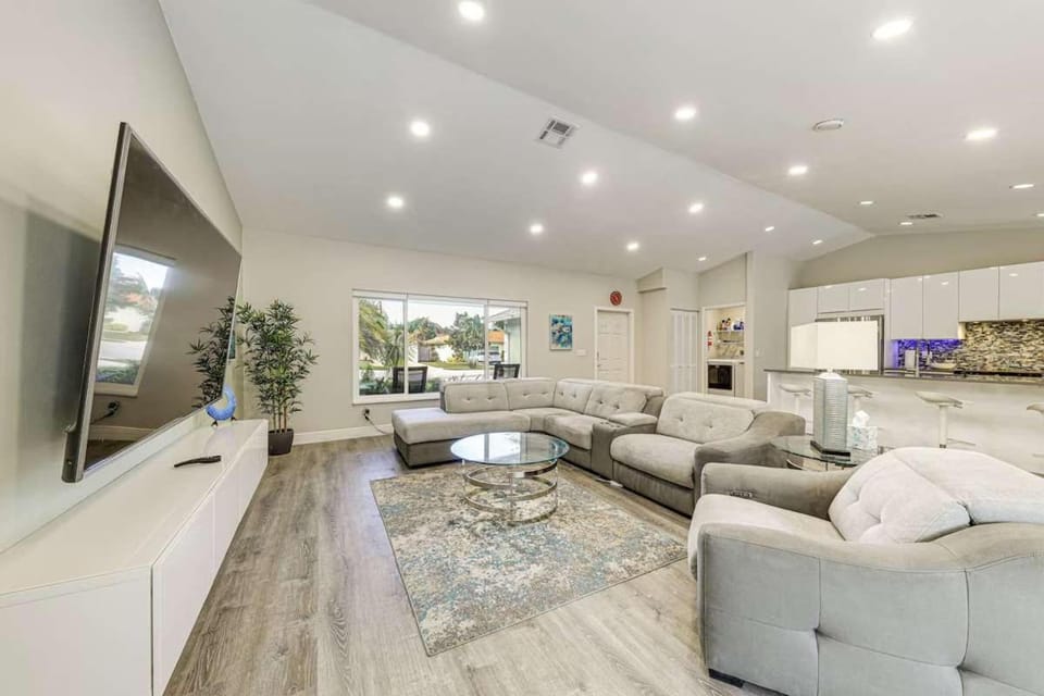 Beach in 5 Mins - Private Saltwater Pool & BBQ House in Deerfield Beach