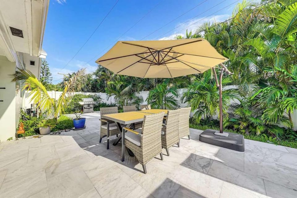 Beach in 5 Mins - Private Saltwater Pool & BBQ House in Deerfield Beach