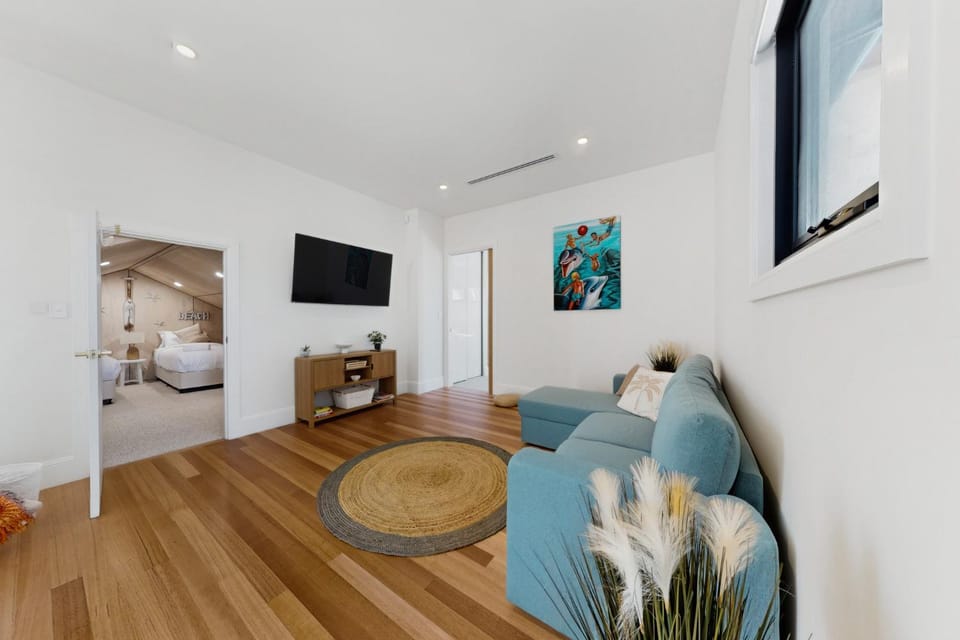 Grand 5-Bed Retreat with Sleeps 12 with Waterfront House in Wannanup