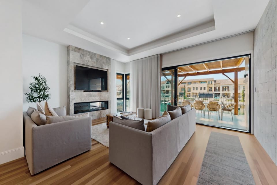 Grand 5-Bed Retreat with Sleeps 12 with Waterfront House in Wannanup