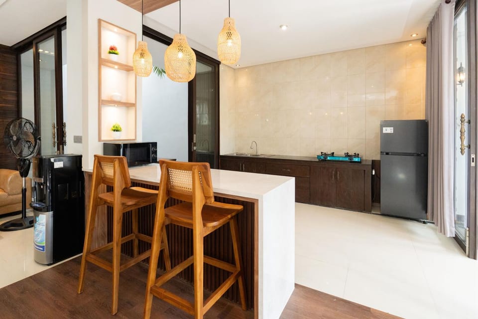 Kitchen or kitchenette, Seating area, Dining area, stove