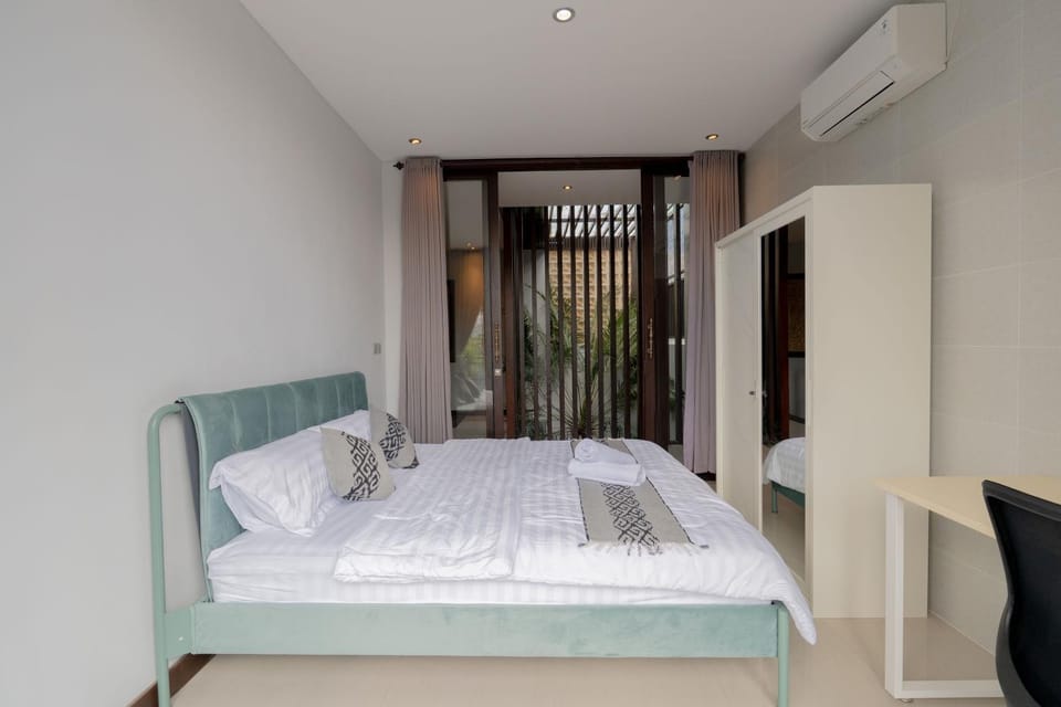 Bed, Photo of the whole room, Bedroom, towels, air conditioner