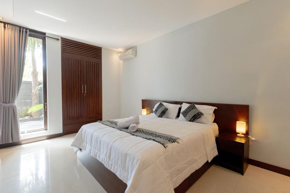 Bed, Photo of the whole room, Bedroom, towels, air conditioner