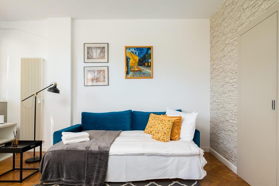 Bed, Living room, Photo of the whole room, Seating area, Bedroom
