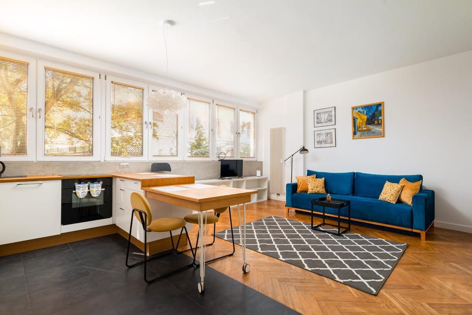 TV and multimedia, Kitchen or kitchenette, Living room, Seating area, Dining area, oven, stove