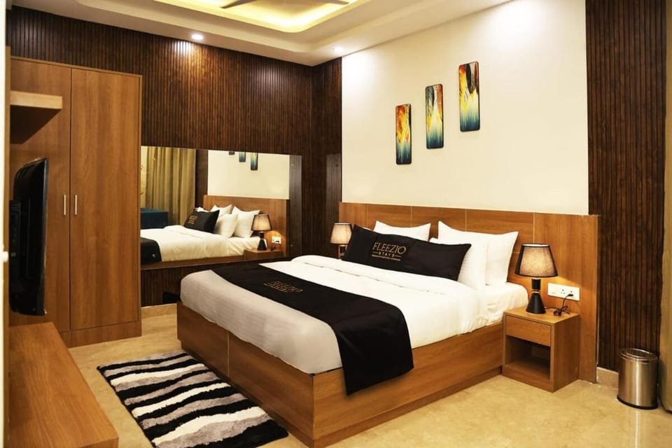 Bed, TV and multimedia, Bedroom, wardrobe