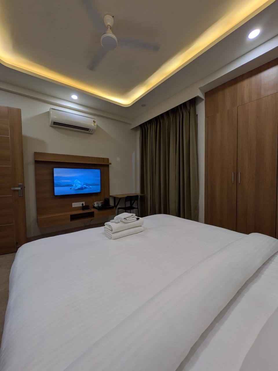 Bed, TV and multimedia, wardrobe, air conditioner