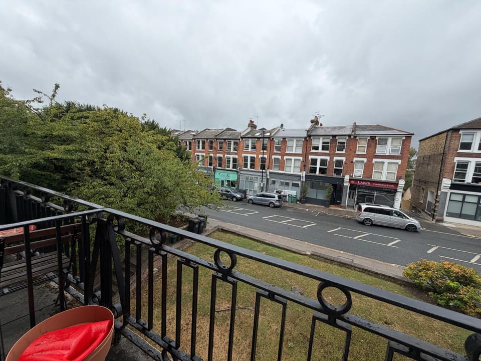 Soulful 1BDR Flat with Balconies in Kentish Town Apartment in London Borough of Islington