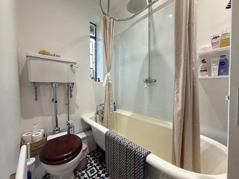 Soulful 1BDR Flat with Balconies in Kentish Town Apartment in London Borough of Islington